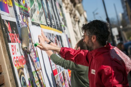 Um auf den Leerstand hinzuweisen, haben die Linken am Freitag ein leerstehendes Haus in der rue Emile Mark mit Plakaten &bdquo;versch&ouml;nert&ldquo;