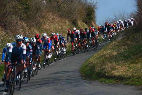 Kevin Geniets (im Rot-Weiß-Blauen Trikot) fährt im Peloton