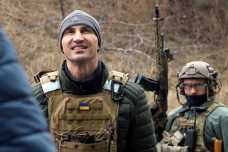 Wladimir Klitschko (l), ehemaliger ukrainischer Box-Profi, besucht am 6.3. einen Kontrollpunkt in der ukrainischen Hauptstadt&nbsp;