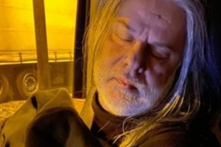 <br />
Nach fast 16 Stunden nonstop fahren: Daniel M. Porcedda schl&auml;ft,&nbsp; w&auml;hrend sein Sohn die letzten Kilometer zur&uuml;cklegt