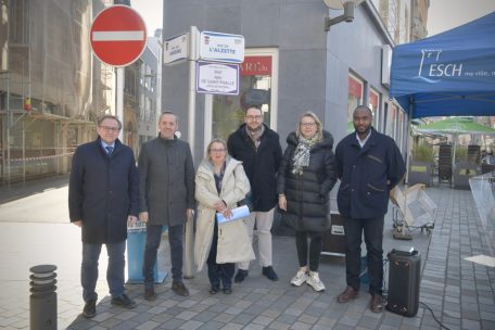 V.l.n.r.: Andr&eacute; Zwally (Sch&ouml;ffe), Georges Mischo (B&uuml;rgermeister), Chantal Sonnetti (Pr&auml;sidentin der Chancengleichheitskommission Esch), Christian Weis (Sch&ouml;ffe), Sindy Stautemas (Mitglied Chancengleichheitskommission) und Claude Pereira (Service &eacute;galit&eacute; des chances)