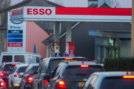 Auch in Petingen bildeten sich kurz nach Bekanntgabe der Preiserh&ouml;hung lange Schlangen vor den Tankstellen