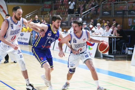 Erst in den Schlussminuten sorgten Pit Biever (Nr. 10) und Esch f&uuml;r die Entscheidung