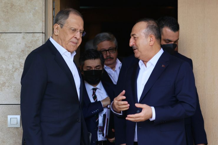 Diplomatie / Erstmals seit Kriegsausbruch: Lawrow und Kuleba verhandeln in Türkei
