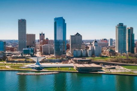 Botschafter Barrett hat 18 Jahre lang als Bürgermeister von Milwaukee gedient. Die Großstadt im Bundesstaat Wisconsin liegt am Lake Michigan und ist Heimat vom Kult-Motorrad Harley-Davidson.