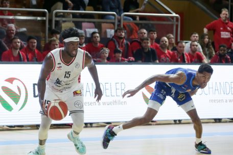 Tyrell Sturdivant (in Wei&szlig;) gelang im Halbfinale ein &bdquo;Double-Double&ldquo;