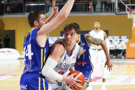 Alex Rodenbourg (in Wei&szlig;) spielte 2014 f&uuml;r Bartringen und verpasste somit das bisher einzige Pokalfinale der Escher Herren