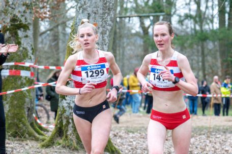 Die beiden Fola-Athletinnen Jenny Gloden (l.) und Anny Wolter (r.) lieferten sich ein hartumk&auml;mpftes Duell an der Spitze