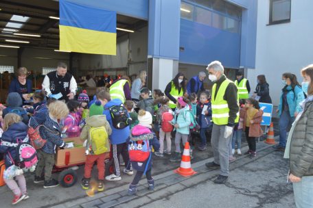 Ein ergreifendes Bild boten die vielen Kinder, die mit vollgepackten Tüten, Kisten und Karren an der Sammelstelle in Bissen ankamen 