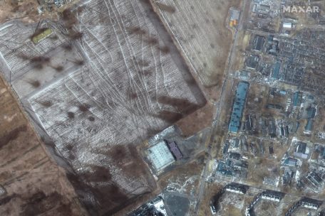 Dieses von Maxar Technologies zur Verf&uuml;gung gestellte multispektrale Satellitenbild zeigt Krater auf Feldern und besch&auml;digte Geb&auml;ude im Westen von Mariupol w&auml;hrend der russischen Invasion