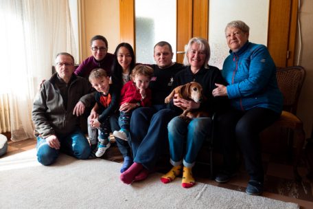 Kriegsverbrecher Putin terrorisiert die Ukraine. Wer Gl&uuml;ck hat, kann fliehen. Diese ukrainische Familie wurde von der Luxemburger Friedensorganistion &bdquo;Ad pacem servandam Asbl.&ldquo; gerettet. Von links nach rechts: Claude Pantaleoni (Asbl-Pr&auml;sident und Lehrer), seine Ehefrau Natalya Pantaleoni (ukrainische Historikerin und Vizepr&auml;sidentin der Asbl), das Ehepaar Denis Semianystyi (40) und Anna Semianysta (35) sowie ihre beiden Kinder und Annas Mutter Veronika Shcherbyna (57) mit der Babuschka.