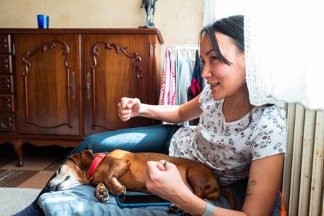 Anna beim Autofahren: Sie erz&auml;hlt von ihrem leicht unbequemen Fluchtvehikel