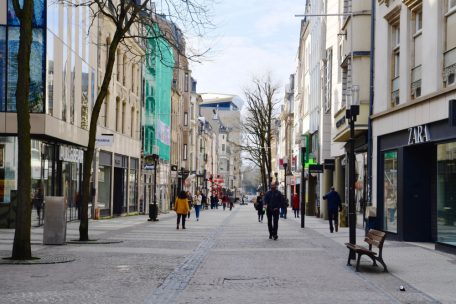 Für einen Montag blieb es am 16. März 2020 eher ruhig in der hauptstädtischen „Groussgaass“. Am Tag zuvor hatte die Luxemburger Regierung angekündigt, dass im Großherzogtum ein Lockdown ausgerufen werde.