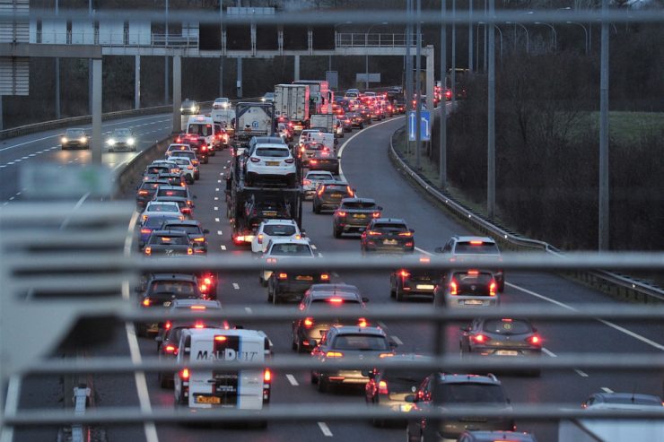 Navi-Auswertung / Luxemburg: Pendler haben 2021 wieder mehr Zeit in Staus verbracht
