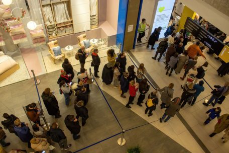 Reportage / Unsere Korrespondentin hat sich beim letzten Kaufrausch in Moskau mit in die Schlange gestellt 