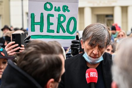 Ochs wird von vielen Impfskeptikern und Gegnern der Corona-Ma&szlig;nahmen wie ein Held gefeiert