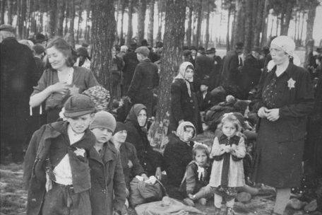 Ukrainische Juden, die f&uuml;r den direkten Tod bestimmt wurden, warten darauf, in die Gaskammer gef&uuml;hrt zu werden. Vorne im Bild die Mermelstein-Familie aus der westukrainischen Stadt Mukatschewo. Das W&auml;ldchen befand sich direkt vor einem der Krematorien. Foto von Bernhard Walter/Ernst Hofmann, Mai 1944.