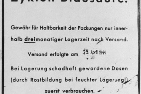 In Auschwitz wurden die f&uuml;r die Gaskammer bestimmten Menschen mit dem Sch&auml;dlingsbek&auml;mpfungsmittel Zyklon B (Blaus&auml;ure) umgebracht. Dieses Giftgas f&uuml;hrte zu einem grausamen Tod. Fotograf unbekannt.