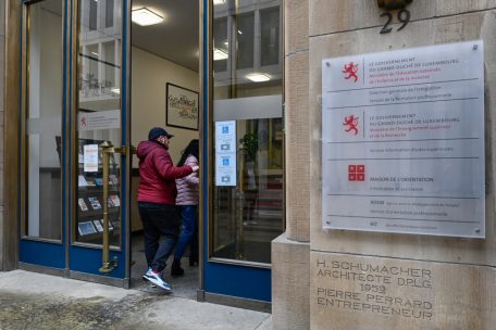 Im Bildungsministerium erhoffen sich Denis und Anna Informationen &uuml;ber die Einschulung ihrer beiden S&ouml;hne. Der j&uuml;ngste ist drei Jahre alt, der &auml;lteste bereits sieben.