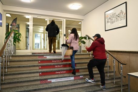 Der Journalist (oben) tut sich dennoch mit der (guten) Sache gemein. Bis auf einige Richtungsangaben und &Uuml;bersetzungen kann die Distanz aber weitgehend gewahrt bleiben.