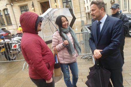 Staatsminister Xavier Bettel nahm sich mehrere Minuten lang Zeit, um Denis und Anna pers&ouml;nlich in Luxemburg zu begr&uuml;&szlig;en