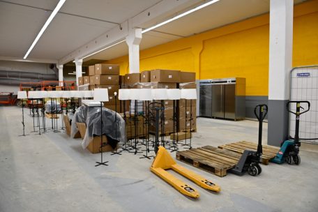 Aus der Industriehalle soll ein Ort werden, an dem Menschen notgedrungen unterkommen können – auch einfache Dinge, wie beispielsweise Stehlampen, tragen dazu bei 