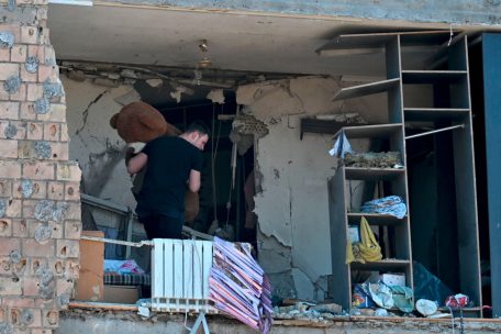 Ein Anwohner tr&auml;gt einen Teddyb&auml;ren aus seiner Wohnung in Kiew am 20. M&auml;rz 2022