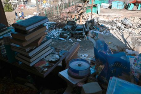 Zerst&ouml;rte Fahrzeuge sind von einer zerst&ouml;rten Wohnung in Kiew aus zu sehen.