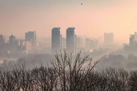 Eine Gesamtansicht der ukrainischen Hauptstadt Kiew mit Rauch in der Luft am 19. M&auml;rz 2022. 