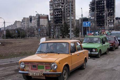 Ukraine, Mariupol: Eine Schlange von Autos bildet sich auf der Stra&szlig;e um die Stadt zu verlassen, nachdem die pro-russischen Streitkr&auml;fte einen humanit&auml;ren Korridor am Nordrand der Stadt ge&ouml;ffnet haben.