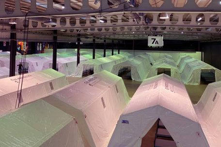 Kein Tageslicht, praktisch keine Privatsphäre – aber hygienische und sichere Verhältnisse, auch und besonders für Kinder, gibt es in den Messehallen