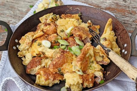 Der herzhafte Kaiserschmarrn von Daniela Baier ist von Flammkuchen inspiriert und mit Lauchzwiebeln, Speckwürfeln und einer ordentlichen Portion Bergkäse gemacht