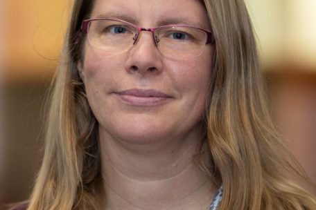 Susanne Spahn studierte osteuropäische Geschichte, Slawistik und Politikwissenschaft an den Universitäten St. Petersburg und Köln und hat über die Außenpolitik Russlands promoviert. Sie arbeitet als freischaffende Historikerin, Politologin und Journalistin in Berlin und verfasst wissenschaftliche Analysen und Studien für Zeitschriften und Stiftungen.