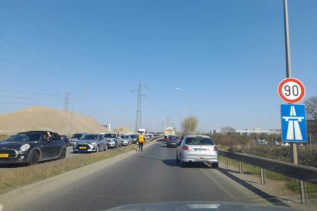 Esch / Unfall auf der A4 – Verkehrschaos rund um Kreisel Raemerich