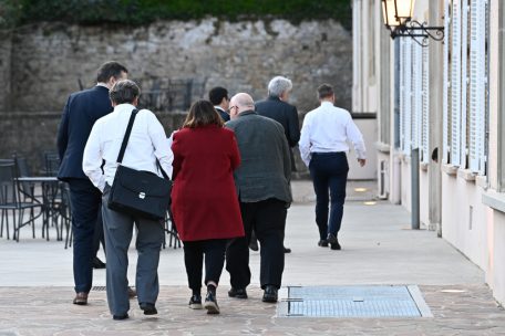 17.30 Uhr: Die Delegationen zogen sich zu Einzelberatungen zurück. Unser Foto zeigt die Arbeitnehmervertreter. 