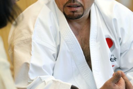 Trainer Zein Suhail ist sehr bem&uuml;ht, seiner Gespr&auml;chspartnerin Iryna Skrypak die Angst zu nehmen