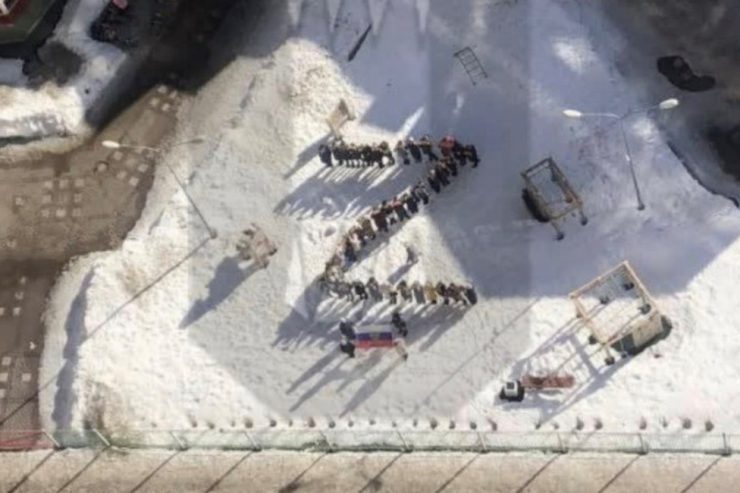 Für Mama, für Papa, für Putin / Russlands „Spezialoperation“ über die Ukraine in Schulen und Kindergärten