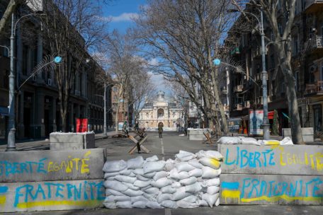 Auf den Sperren aus Beton in Odessas Innenstadt steht &bdquo;Libert&eacute;, &eacute;galit&eacute;, fraternit&eacute;&ldquo;