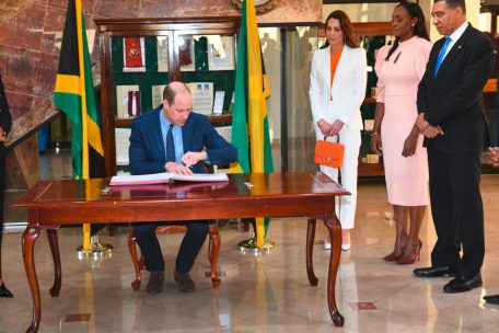 Heute war noch mal der &hellip;? William tr&auml;gt sich ins goldene Buch ein &ndash; daneben Jamaikas Premier Andrew Holness, der kurz zuvor der britischen Monarchie live im Fernsehen die K&uuml;ndigung ausgesprochen hatte.