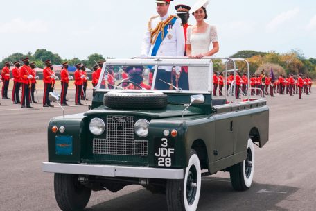 R&uuml;ckgriff auf die Bildsprache der Kolonialzeit: Prinz William und Kate bei einer Parade in der Karibik