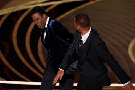 Will Smith (r) „schlägt“ Moderator Chris Rock auf der Bühne bei der 94. Verleihung der Academy Awards in Hollywood