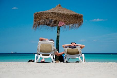 Pandemie / Mit Covid an den Strand – Spanien steigt aus Corona aus