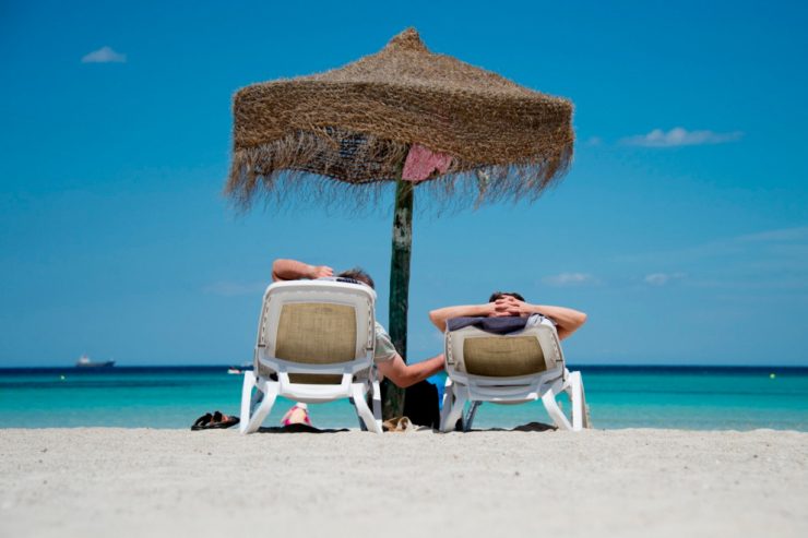 Pandemie / Mit Covid an den Strand – Spanien steigt aus Corona aus