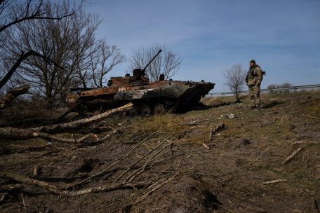 Ein ukrainischer Soldat steht neben einem zerst&ouml;rten russischen Sch&uuml;tzenpanzer in der N&auml;he der Frontlinie in Browary, am Stadtrand von Kiew.&nbsp;