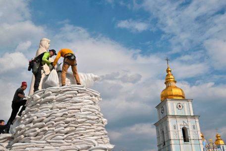 Ukraine / Russen kündigen Teilrückzug an, aber Gefechte halten an