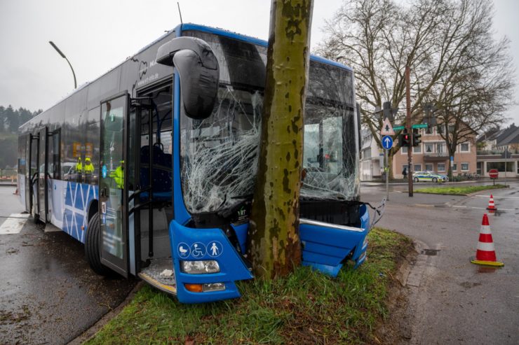 Deutschland / Bus am Trierer Martinsufer verunglückt – mehrere verletzte Kinder