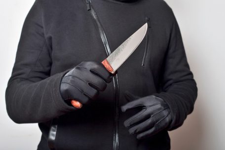 Körperverletzungen / Polizei nimmt vorbestraften Mann nach Messerangriff fest