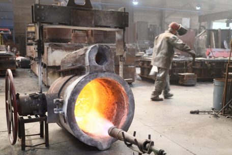 Die Gießpfanne wird für den Einsatz vorbereitet und aufgewärmt