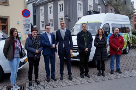 Per Handschlag besiegeln Jean-Pierre Hoffmann (3.v.l.) und L&eacute;on Gloden (4.v.l.) die Kooperation der beiden Gemeinden