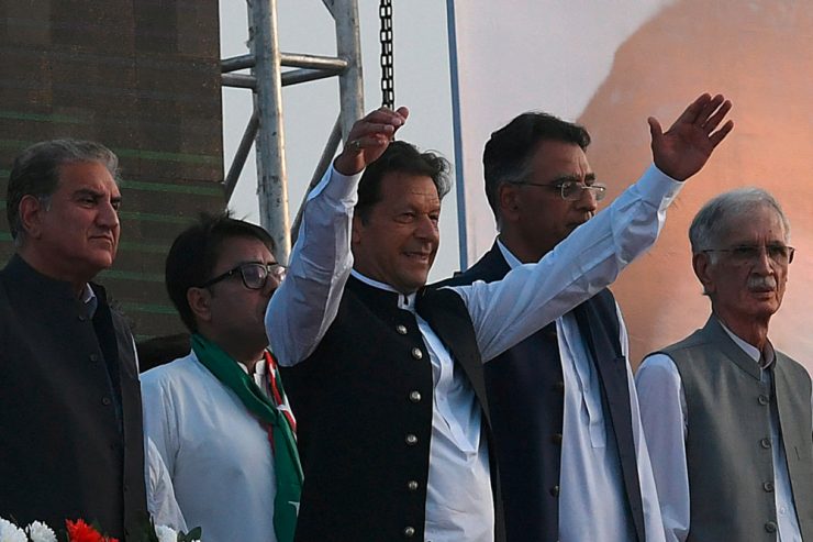 Pakistan / „Ausländische Mächte“ sind am Werk: Regierungschef Imran Khan vereitelt Misstrauensvotum und erhält Neuwahlen
